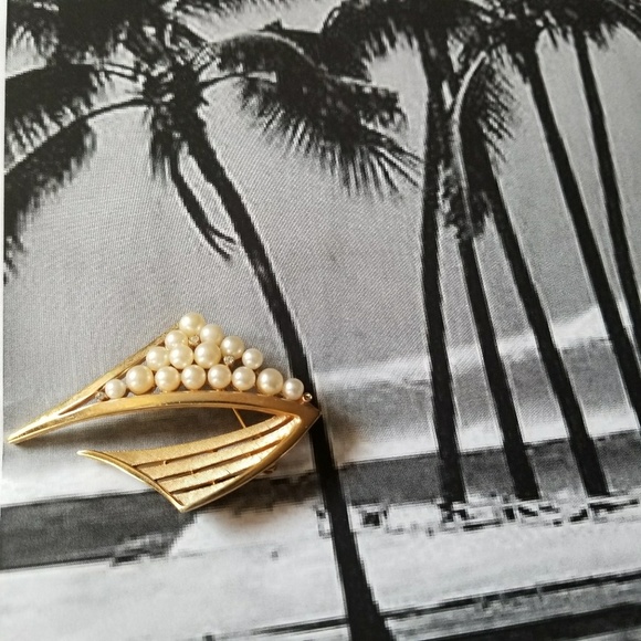 Amazing VTG Trifari Sailboat Brooch - Picture 2 of 5